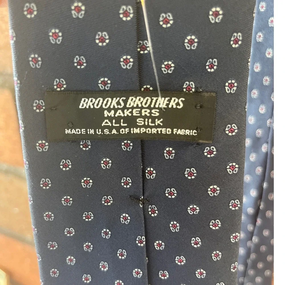 Brooks Brothers Makers Mens Navy Blue Silk Geometric Medallion Necktie USA Made‎